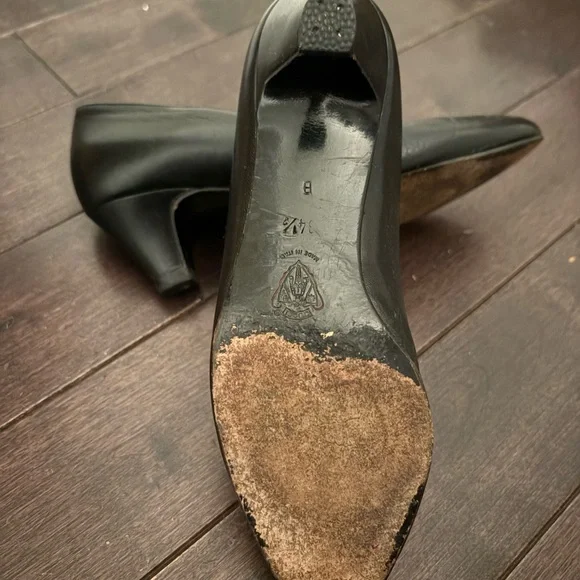 Gucci Black Leather Pointed Flats with Gold Button Accent - Picture 2 of 4